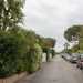 Superata la portineria la prima impressione che si ha  quella di essere entrati in una sorta di villaggio vacanze, puntellato da villette con lussureggianti giardini privati...